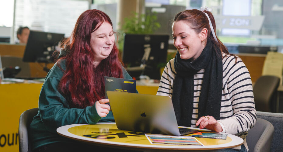 A student in a career advice appointment