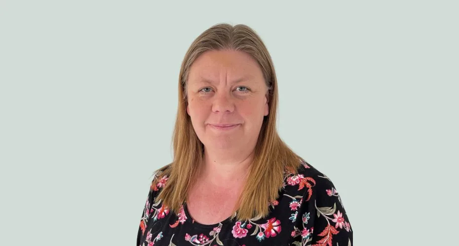 Head and shoulders photo of sarah hicks.